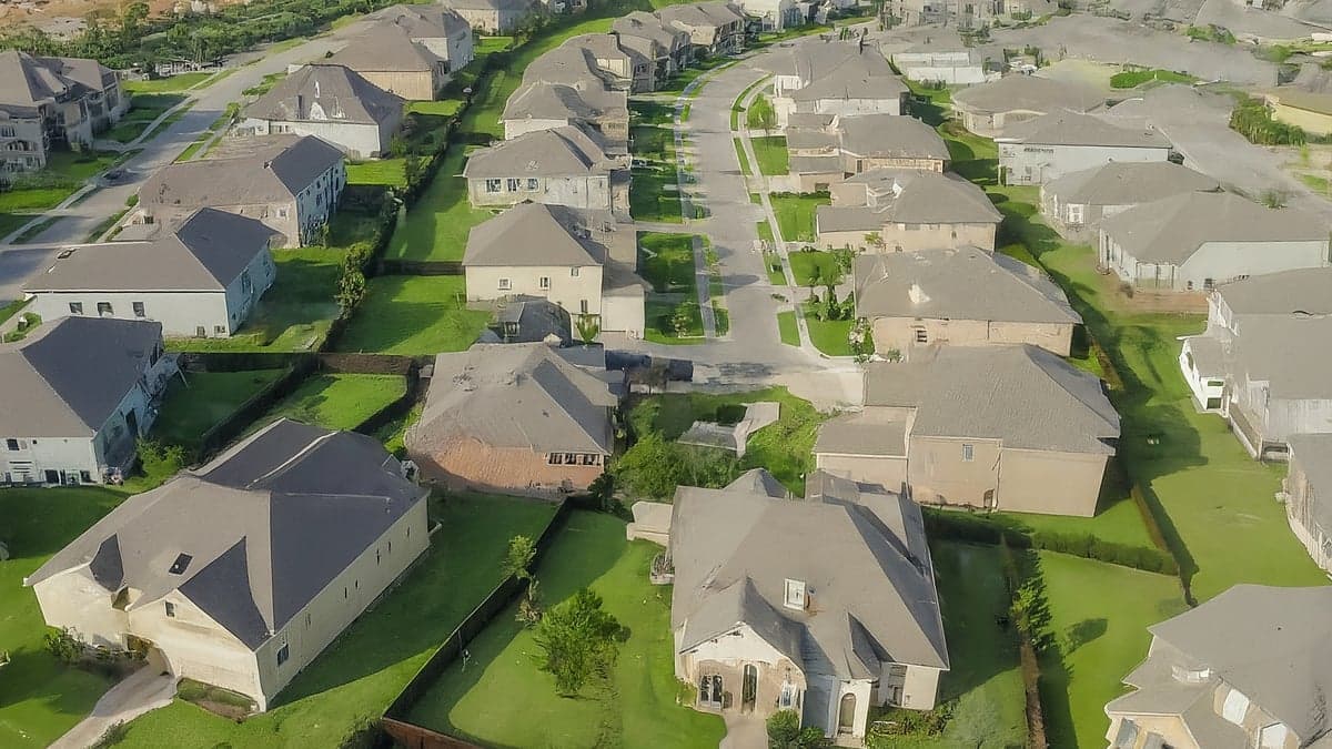 Navigating HOA Roof Replacement Requirements in Sugar Land